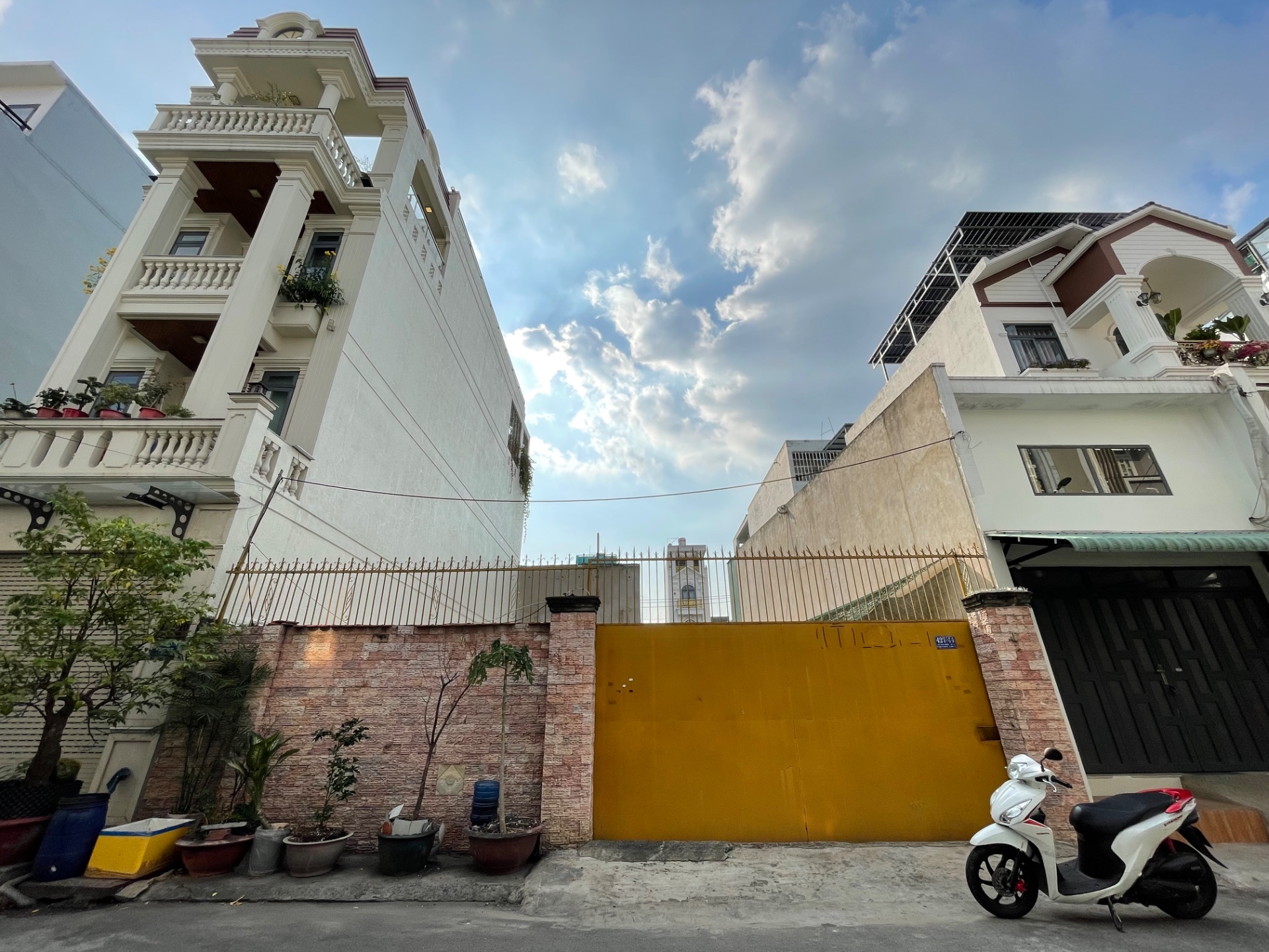 BÁN NHÀ NGANG 10M ĐƯỜNG LÊ VĂN QUỚI - DT: 10X18M - 2 SỔ RIÊNG - HẺM NHỰA DÂN TRÍ - GIÁ BÁN 17,5 TỶ