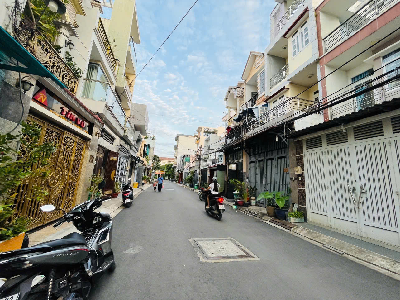 Hẻm Vip 7m thông ra chợ Tân Hương P Tân Quý Dt 4mx12m 1 lầu đúc giá 6,8 tỷ