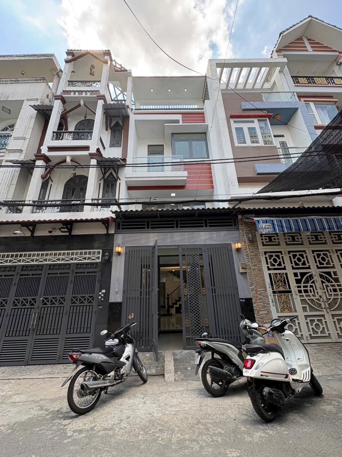 BÁN NHÀ 1/ LÊ VĂN QUỚI – GẦN MẶT TIỀN – HẺM NHỰA 7M XE HƠI • Diện tích: 4 × 14m, vuông vức