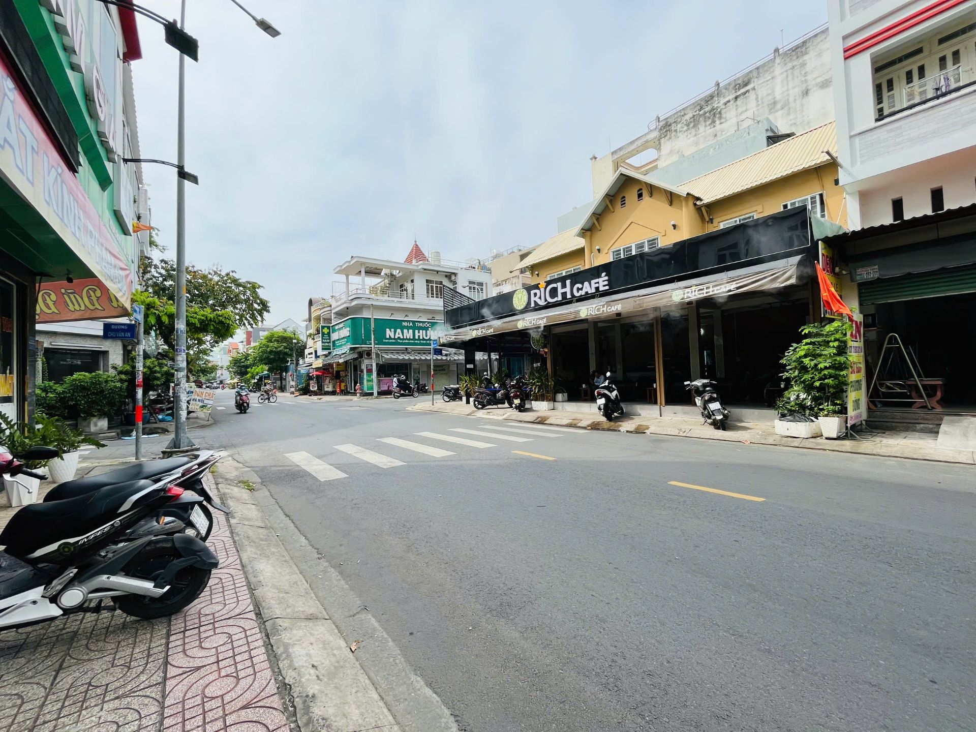 Bán nhà mặt tiền Đường Nguyễn Xuân Khoát ( 4x13m) 2 lầu,sân thượng.Vị trí đẹp