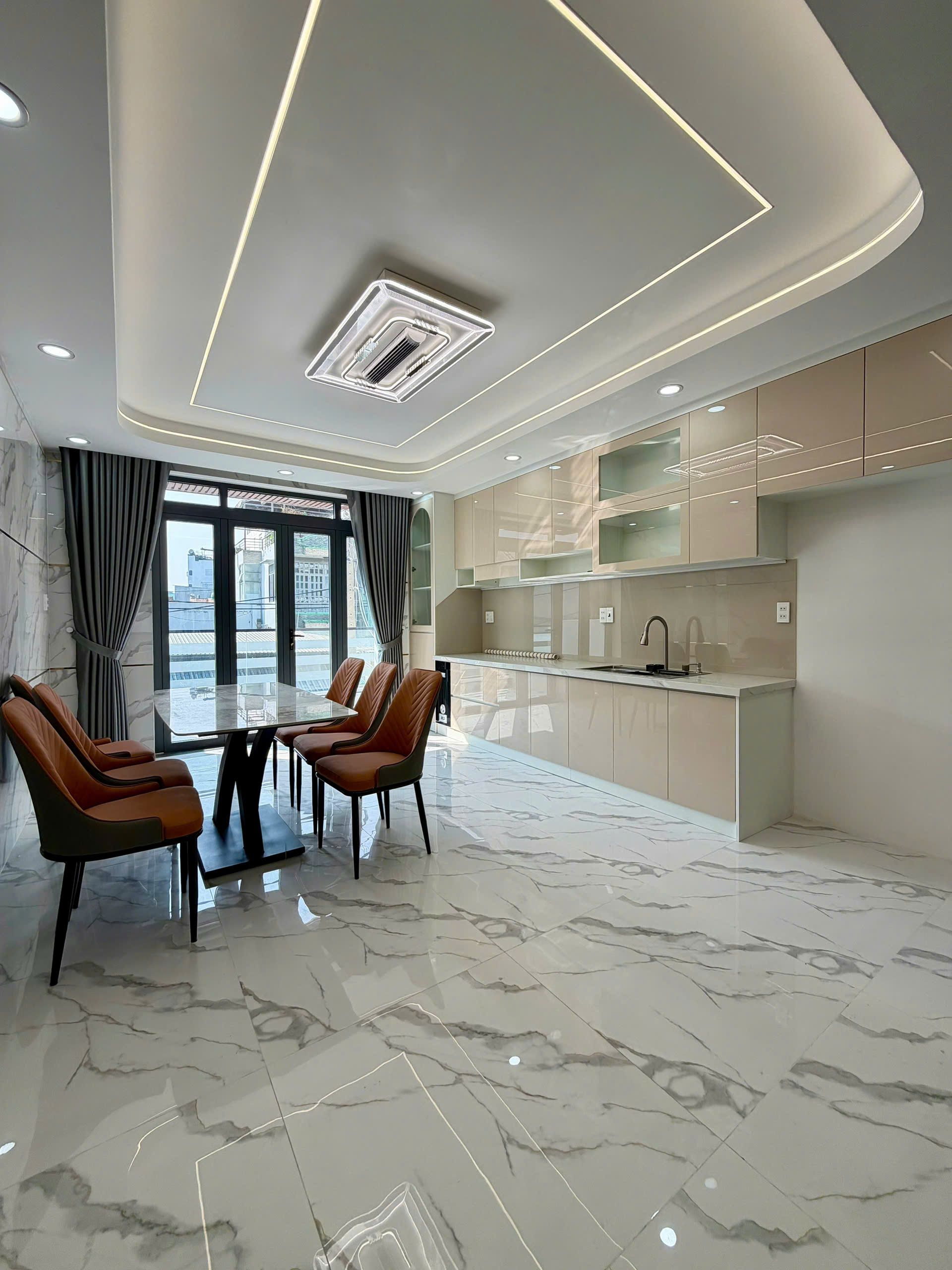 Chuyển nhượng nhà MTKD đường Ấp Chiến Lược, dt: 4m x 16m, lửng, 2 lầu, St. Gía: 10.8 tỷ