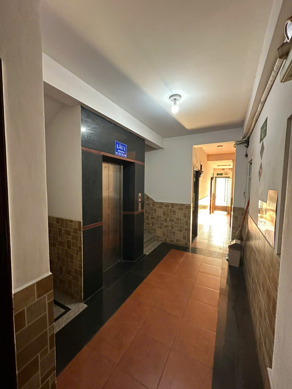 Căn hộ dịch vụ MT Đường Tân Quý ( 5,1x19m) hậu 5,6m, 4 lầu,sân thượng,18 phòng