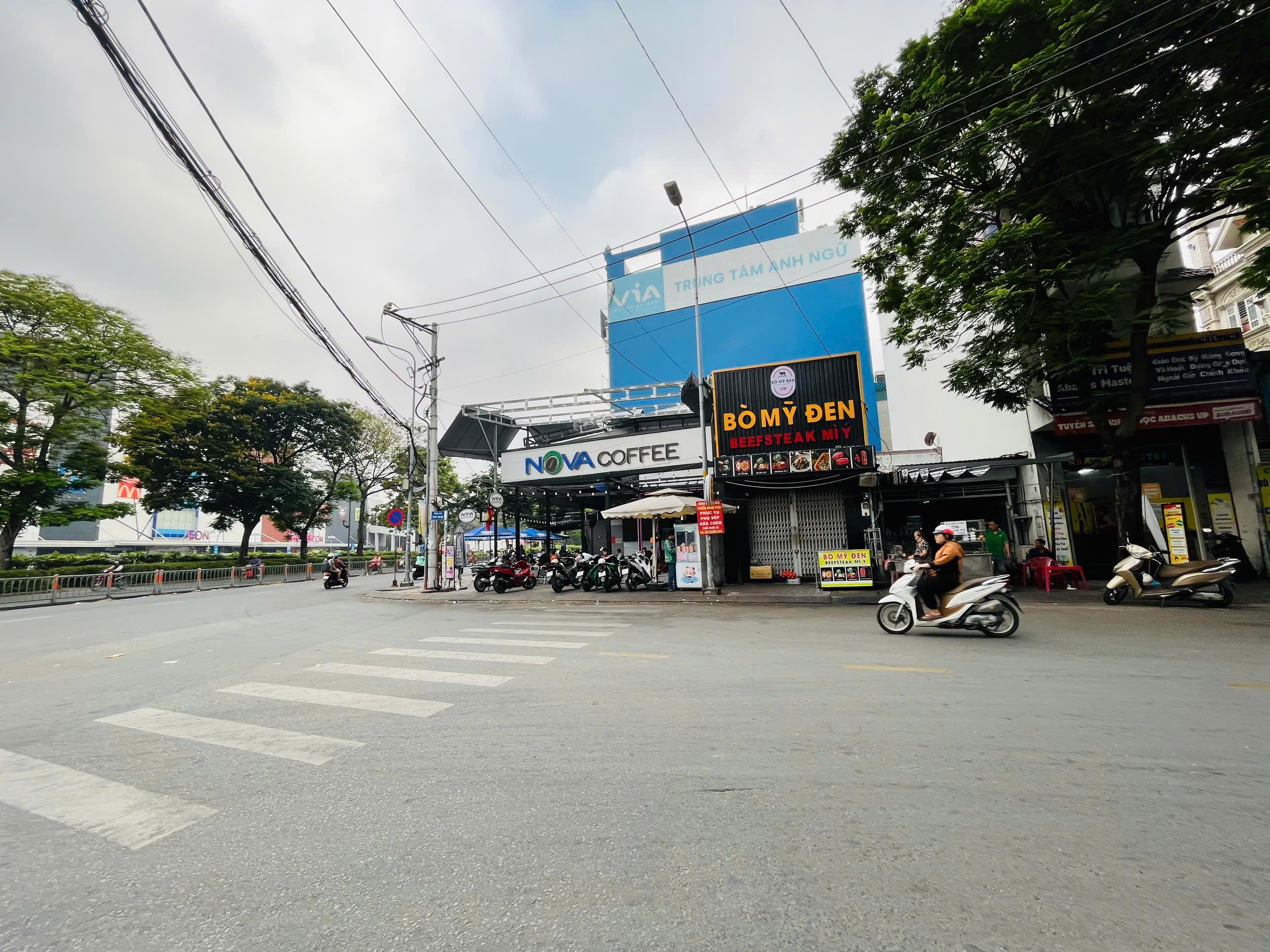 Bán nhà hẽm kinh doanh rộng 20m Bờ Bao Tân Thắng ( 4,5x16,5m) 3 lầu,sân thượng, 8 phòng