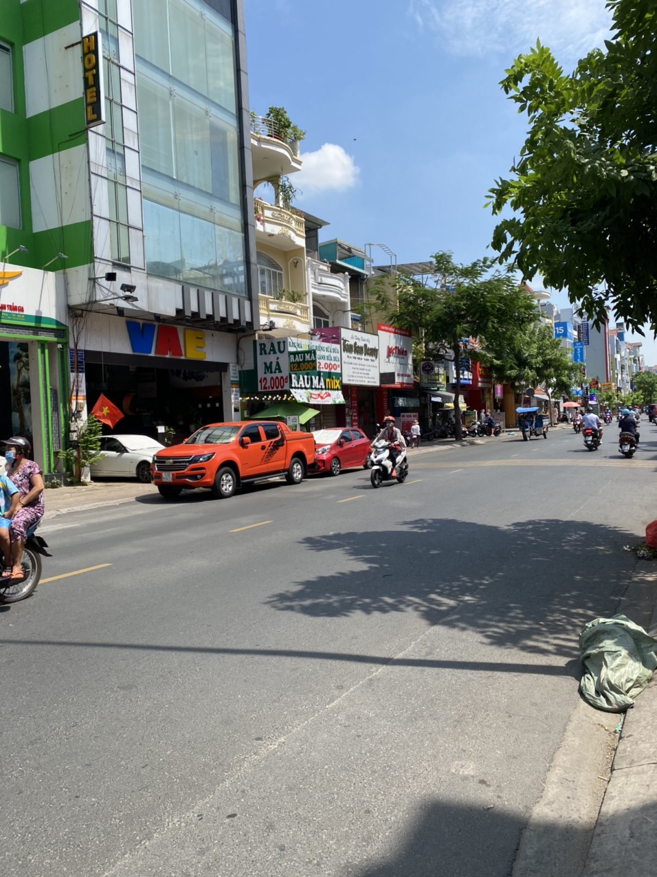 Bán nhà MT kinh doanh Đường Tân Sơn Nhì ( 4,7x17,5m) 2 lầu,sân thượng,nhà nở hậu.Giá 23 tỷ