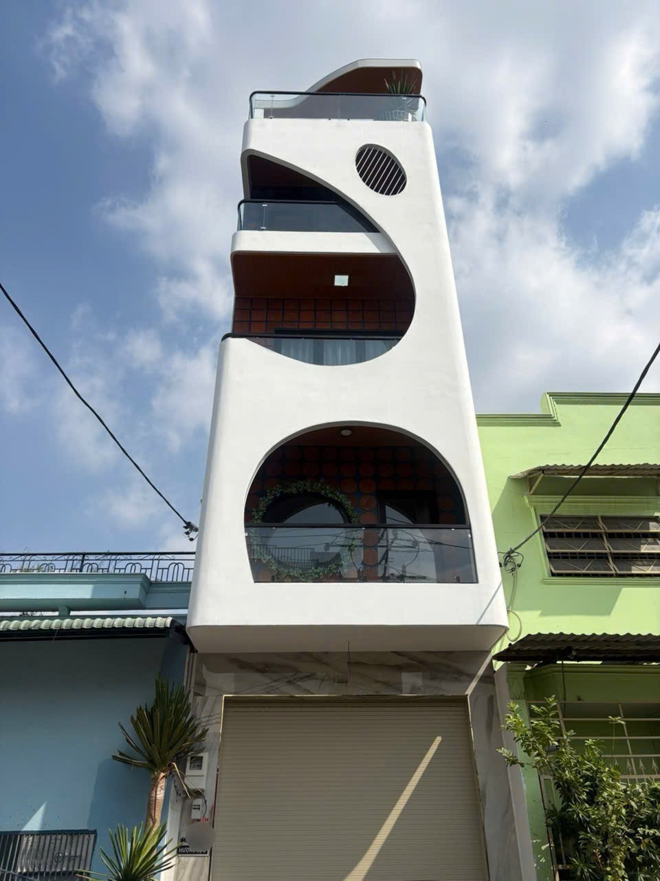 SIÊU PHẨM NHÀ MỚI 4.5 TẤM CÓ THANG MÁY – HẺM 12M LÊ VĂN QUỚI (BTĐ) • Diện tích: 4 × 24.5m