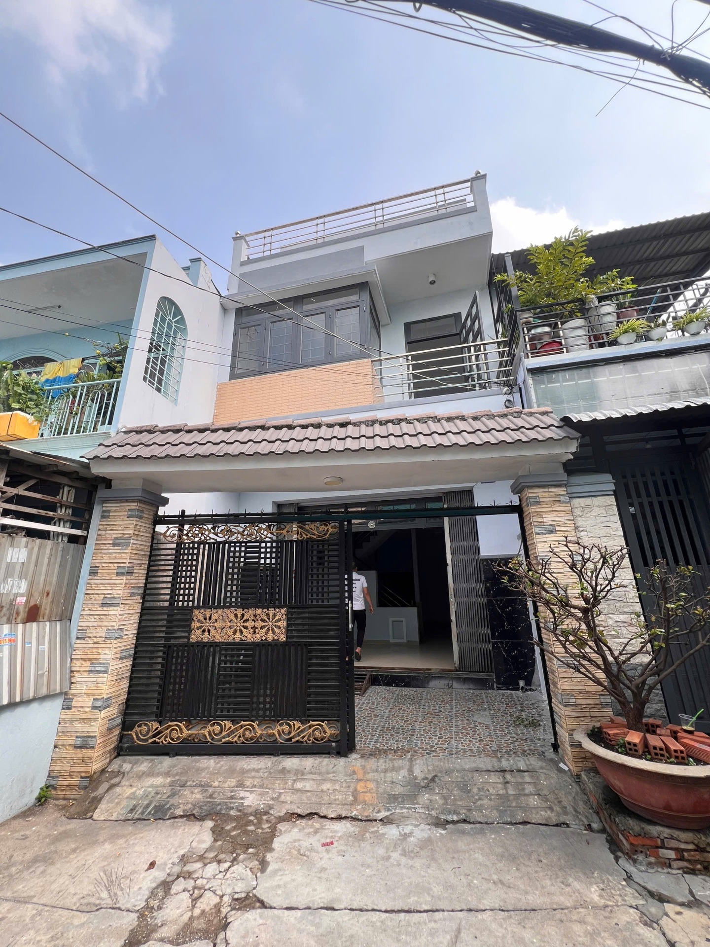 BÁN NHÀ NỞ HẬU ĐẸP – HẺM 5M TỈNH LỘ 10, BTĐ B, BÌNH TÂN • Diện tích: 4.9 × 15m, nở hậu 6m