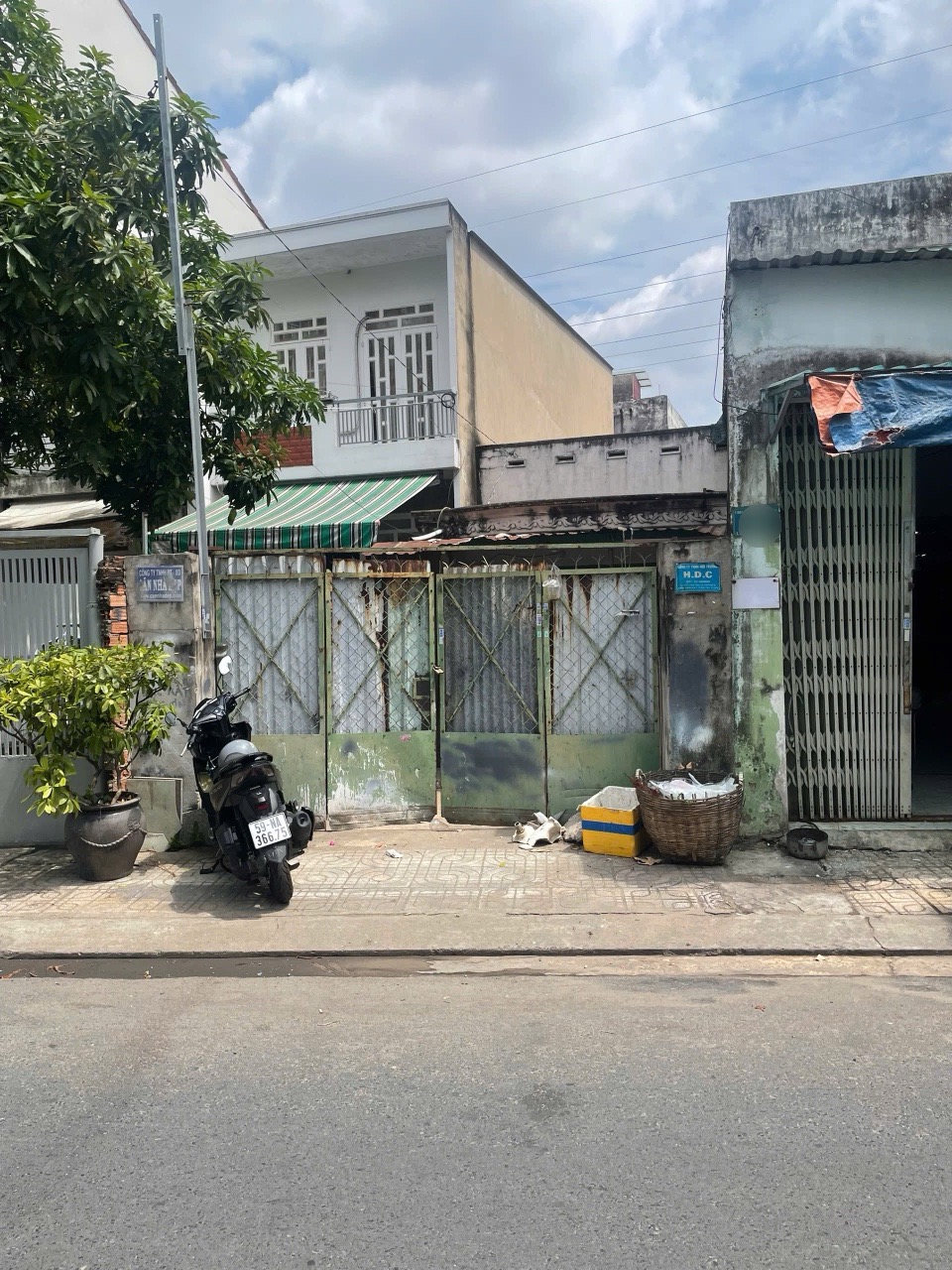 BÁN NHÀ MẶT TIỀN LIÊN KHU 2–10 (SÁT LÔ TƯ) – BÌNH HƯNG HOÀ A, BÌNH TÂN • Diện tích: 4 × 23m (90m2)