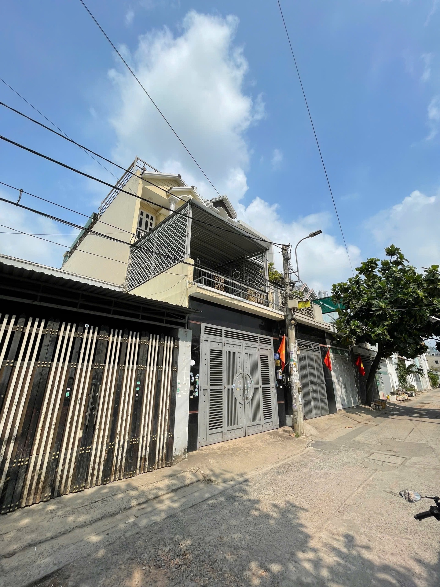 CĂN NHÀ 3 TẦNG HẺM NHỰA 6M THÔNG – HƯƠNG LỘ 2, BÌNH TÂN • Diện tích: 4.4 × 22.5m (≈ 99m² )