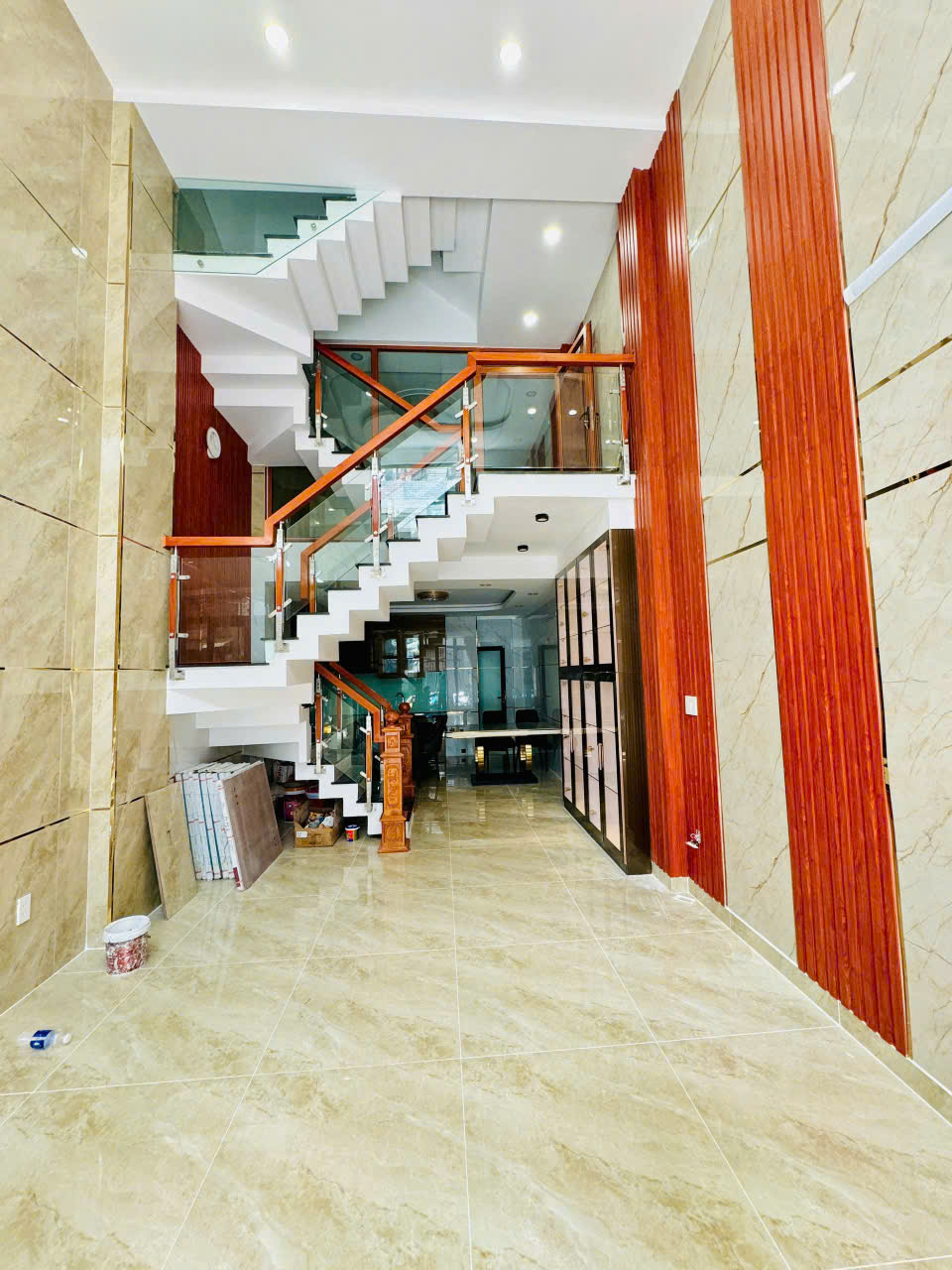 Nhà đẹp,gần Aeon Mall .DT 4x12m,hậu 4,5m, 1 lửng, 2 lầu,sân thượng.Hẽm thông xe hơi