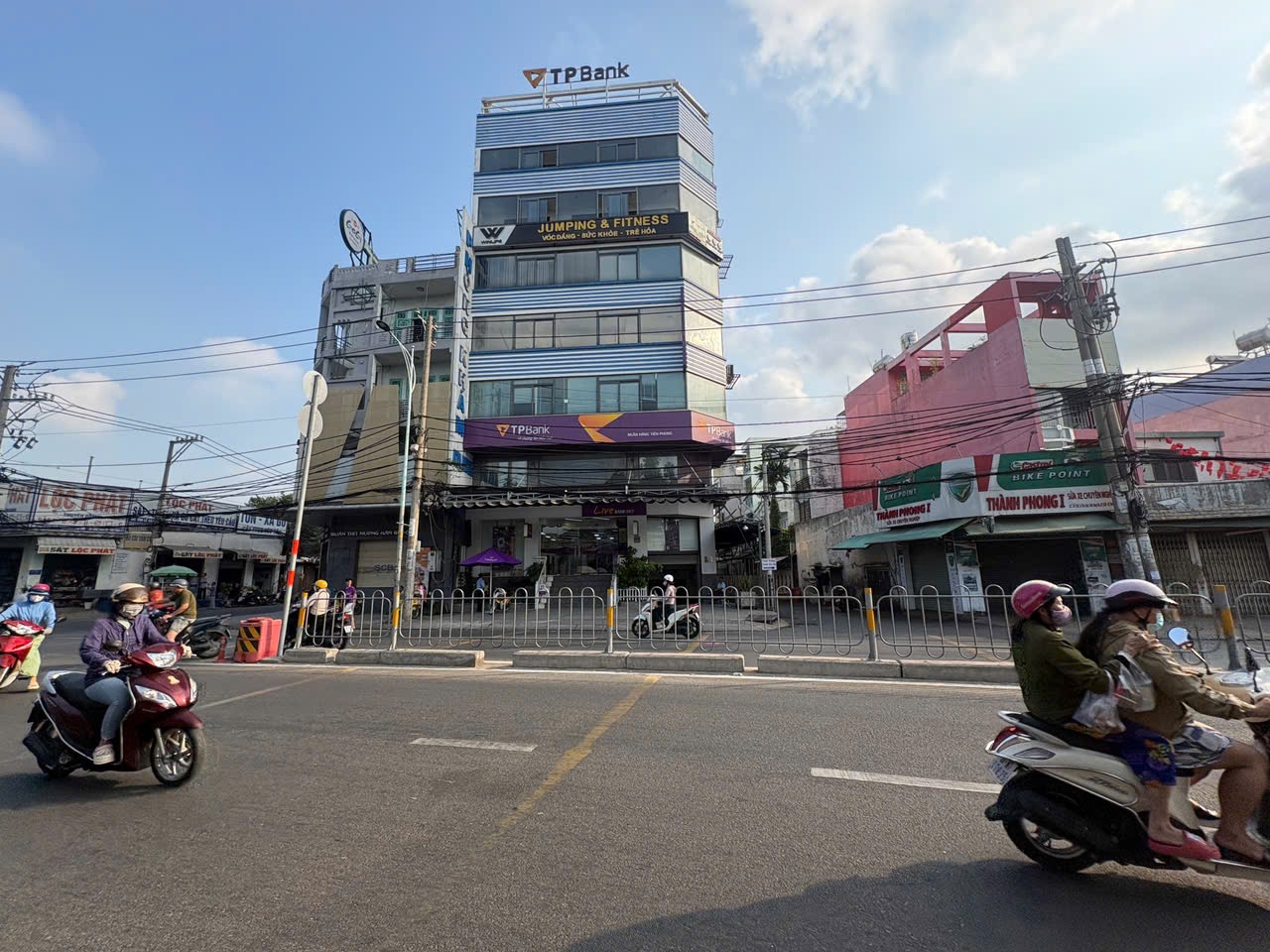 GÓC 2 MẶT TIỀN LÊ VĂN QUỚI – NGANG 13M – DÒNG TIỀN 3.6 TỶ/NĂM! • Diện tích: 13 × 25m (325m² )