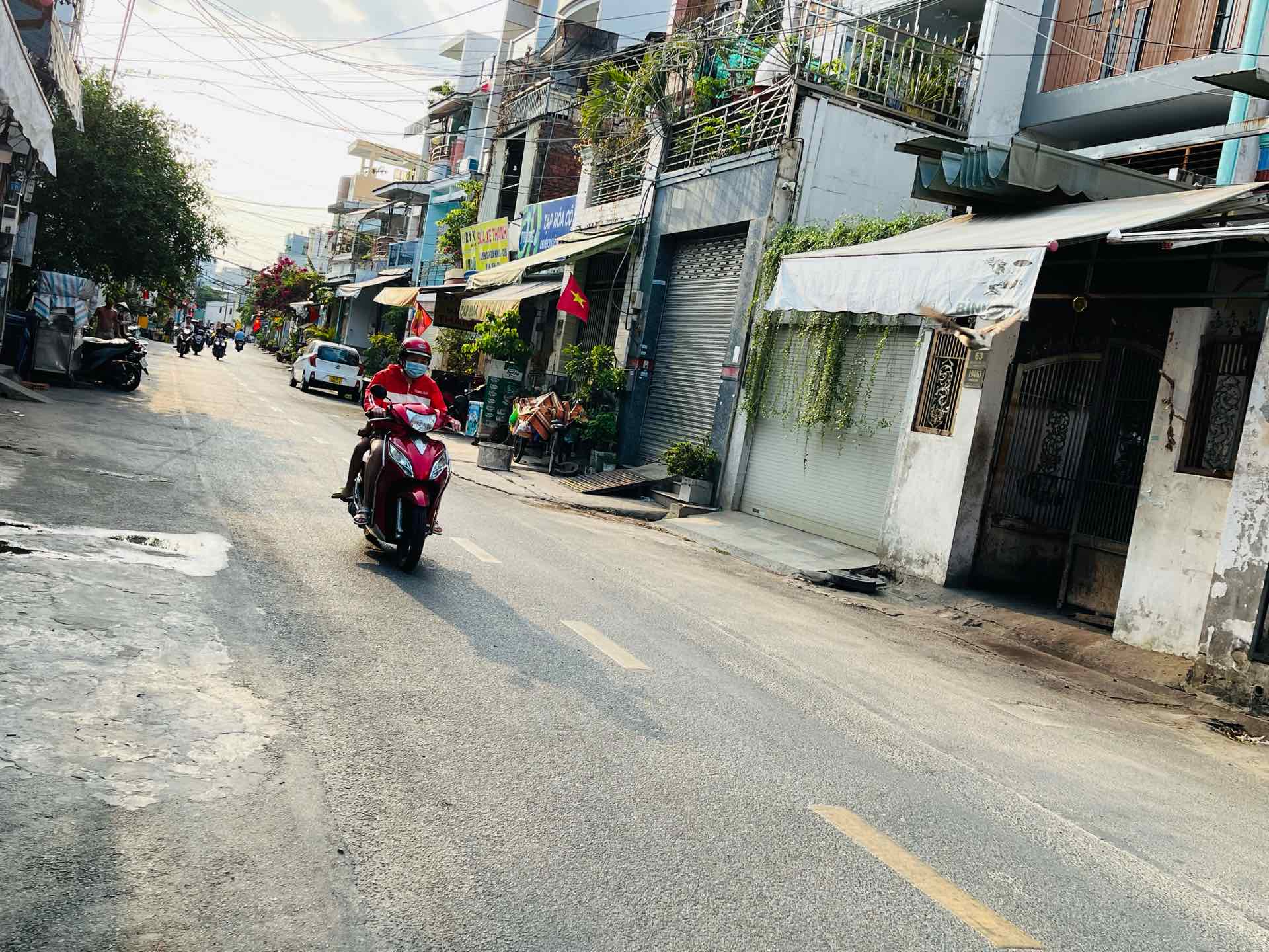 - Bán nhà mặt tiền Đoàn Hồng Phước Phường Hoà Thạnh, Quận Tân Phú 4.2mx21m, giá 9.8 tỷ,