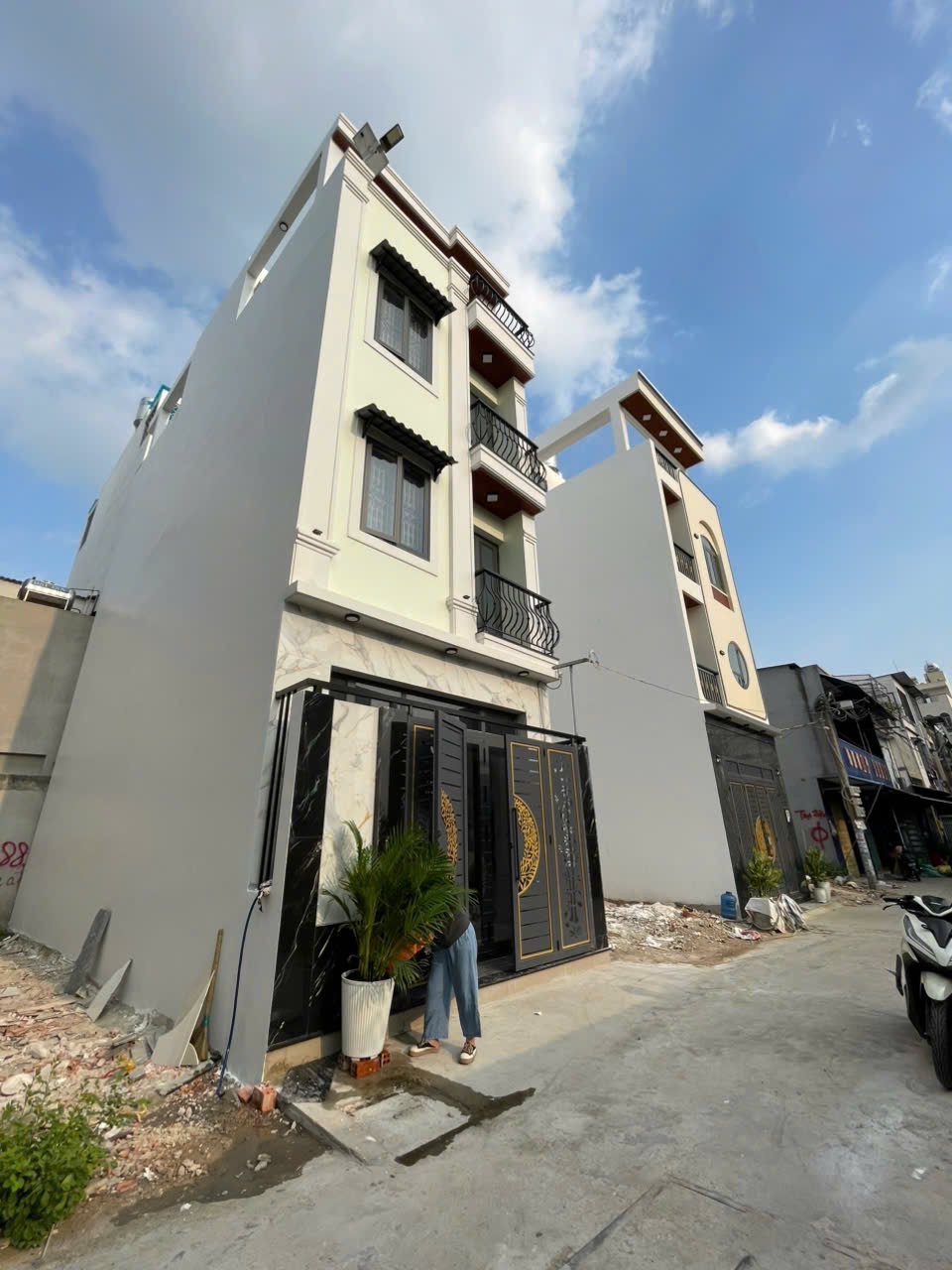 Nhà mới xây giá rẻ DT bề thế : 4,55x11,5 thích hợp cho thur CHDV hoặc giữ tài sản lâu dài tăng 🥰