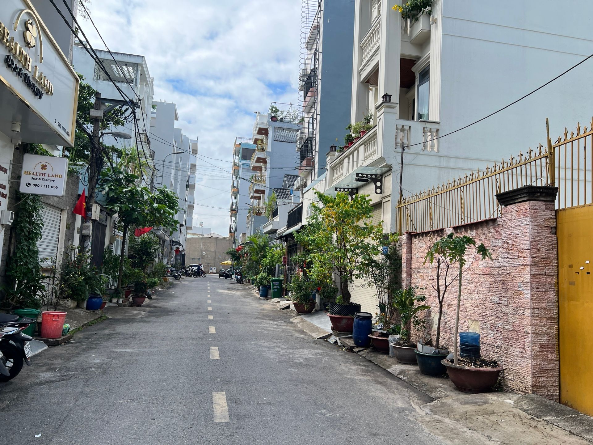Nhà Lê Văn Quới DT 5x18m (90m²) Giá 8.7 tỷ còn bớt cho khách thiện chí.