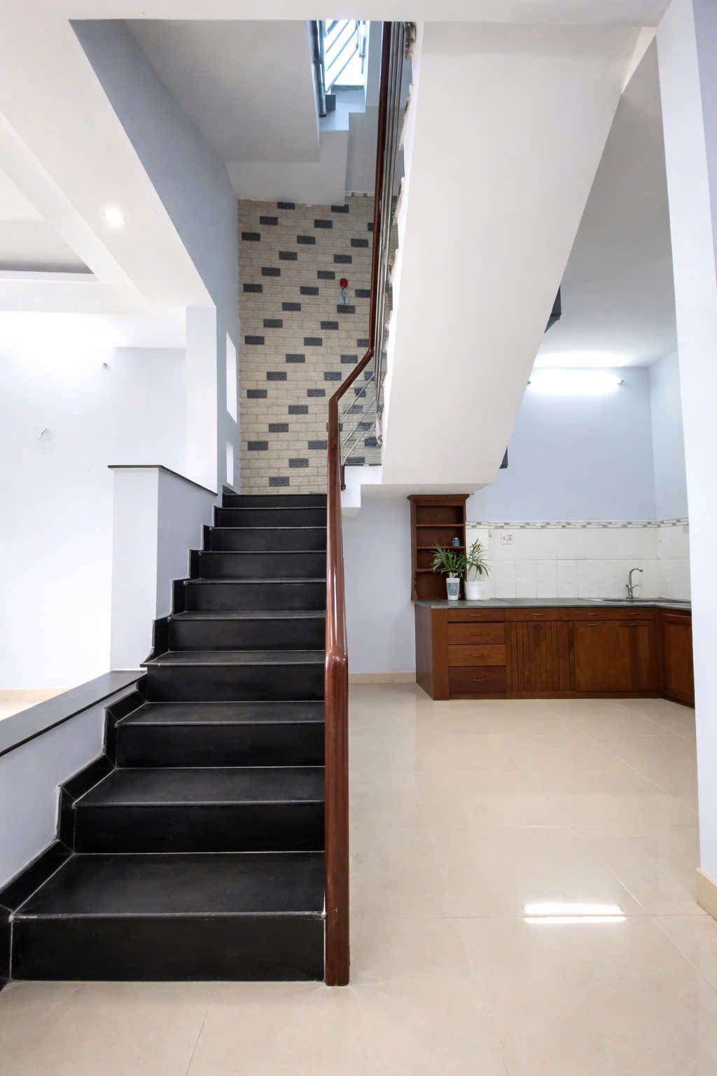 NHÀ TỈNH LỘ 10 – 4.9x15m NỞ HẬU 6m – 2 LẦU – HẺM XE HƠI – 5.93 TỶ