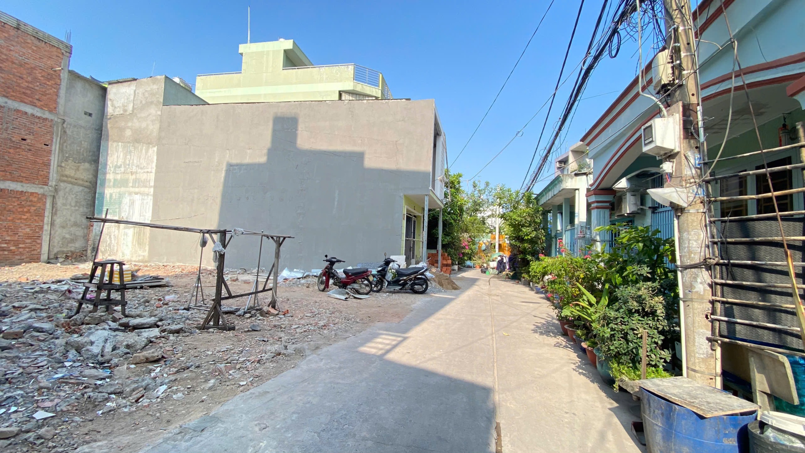 Đất rộng bề thế ,thích hợp xây mới kinh doanh CHDV