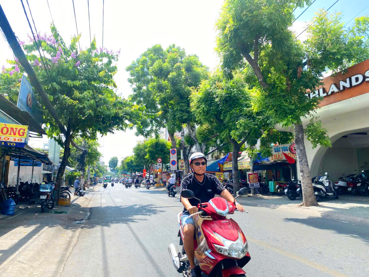 BÁN CẶP NHÀ MẶT TIỀN KINH DOANH SẦM UẤT , VỊ TRÍ ĐẸP TỈNH LỘ 10 GẦN KHU TÊN LỬA