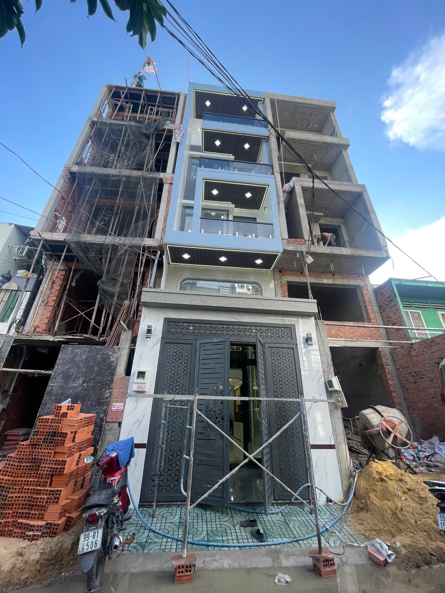 Nhà đẹp xây mới HĐ có thang máy full NT ,DT:4x15 chỉ 10T5 TL, di chuyển 1 trục ra Tân Phú