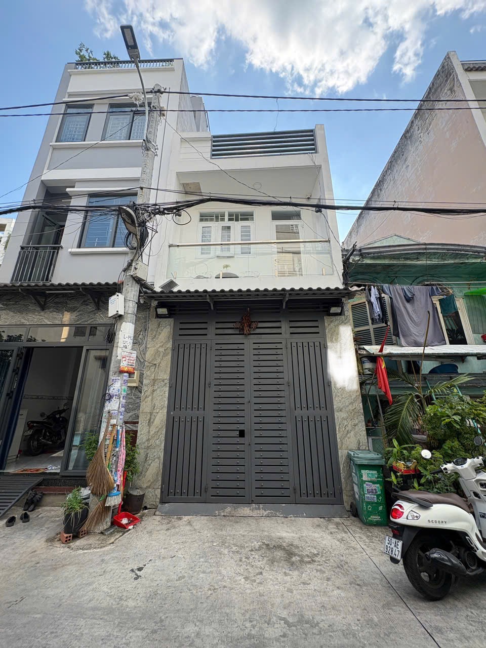 Hẻm Vip LVQ sát ngã tư bốn xã chỉ 4T7 TL , nhà xây kiên cố A/c chỉ cần xách vali ở ngay