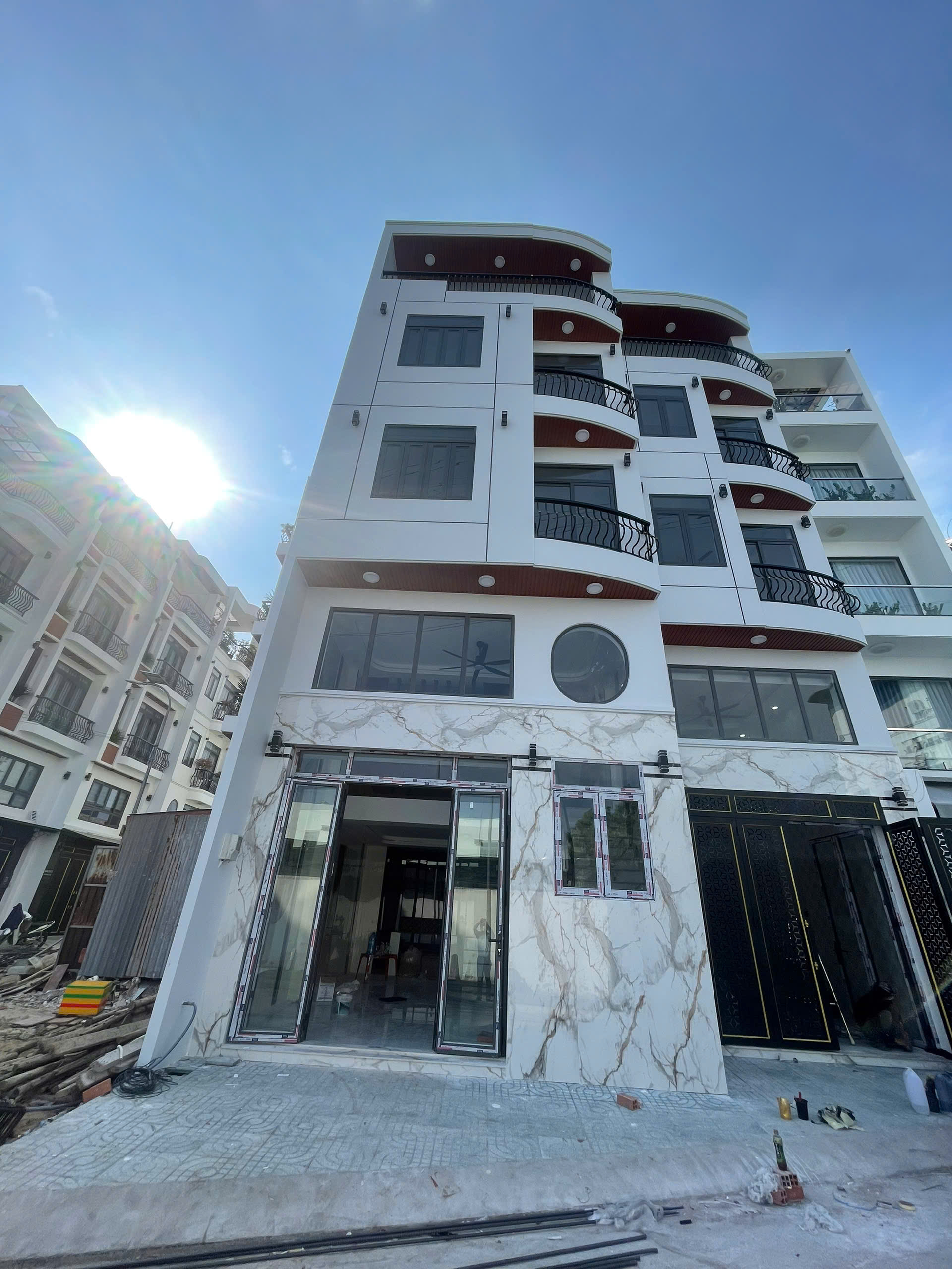 🔥BÁN NHÀ KHU PHÂN LÔ KINH DƯƠNG VƯƠNG NGAY TÊN LỬA - 5,86X9,65M - TRỆT LỬNG 3 LẦU - GIÁ 7,85 TỶ