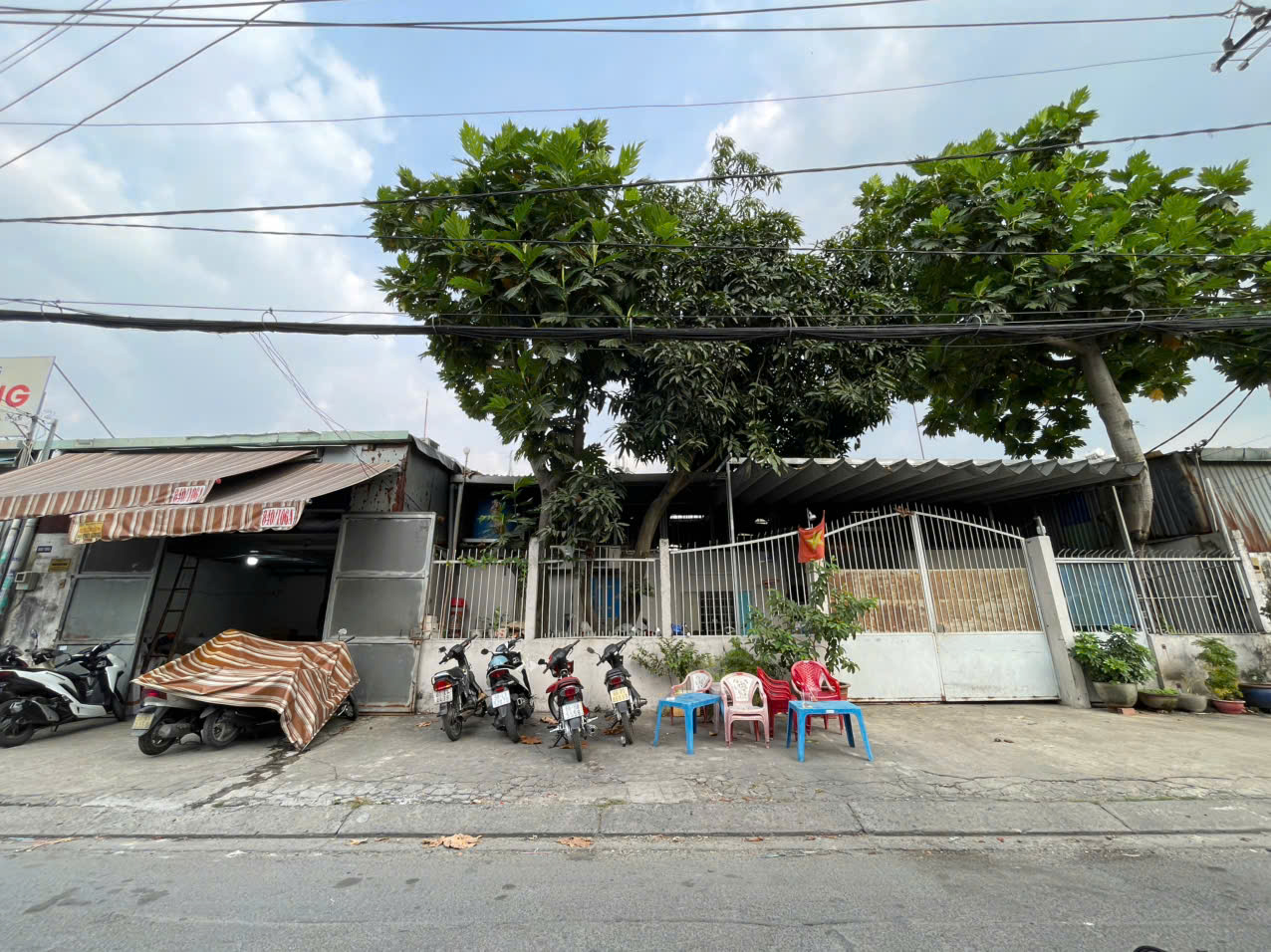 BÁN NHÀ 1/ HƯƠNG LỘ 2 – DIỆN TÍCH LỚN – Diện tích: 20 x 33m – Tổng diện tích: 685.3m²
