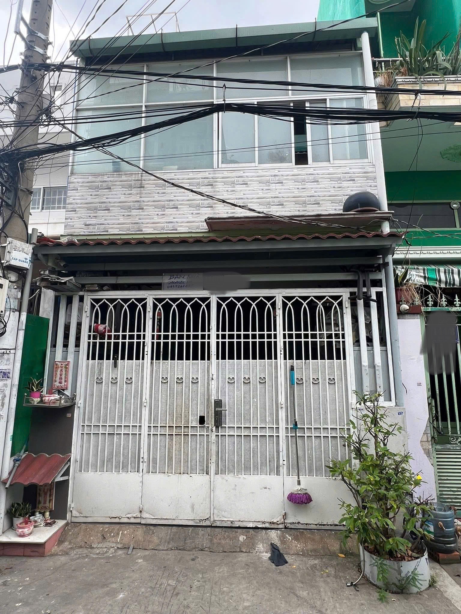 Chủ ngộp cần bán gấp nhà hẻm xe hơiDT:4x12,5 chỉ 4T8 TL giá siêu tốt thích hợp cho thuê hoặc giữ TS