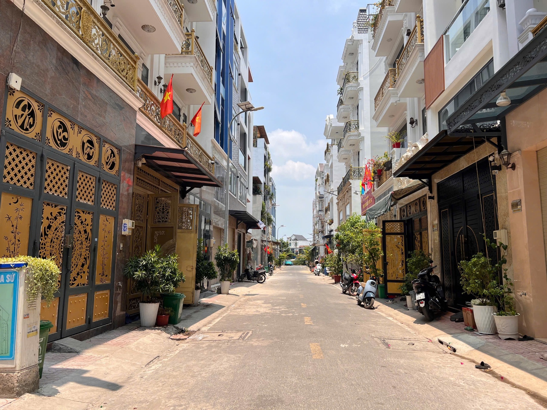 NHÀ 4 TẦNG KHU PHÂN LÔ HOA SỨ – ĐƯỜNG 26 THÁNG 3 – GIÁ 8 TỶ! • Diện tích: 4 × 14m khuôn đất vuông