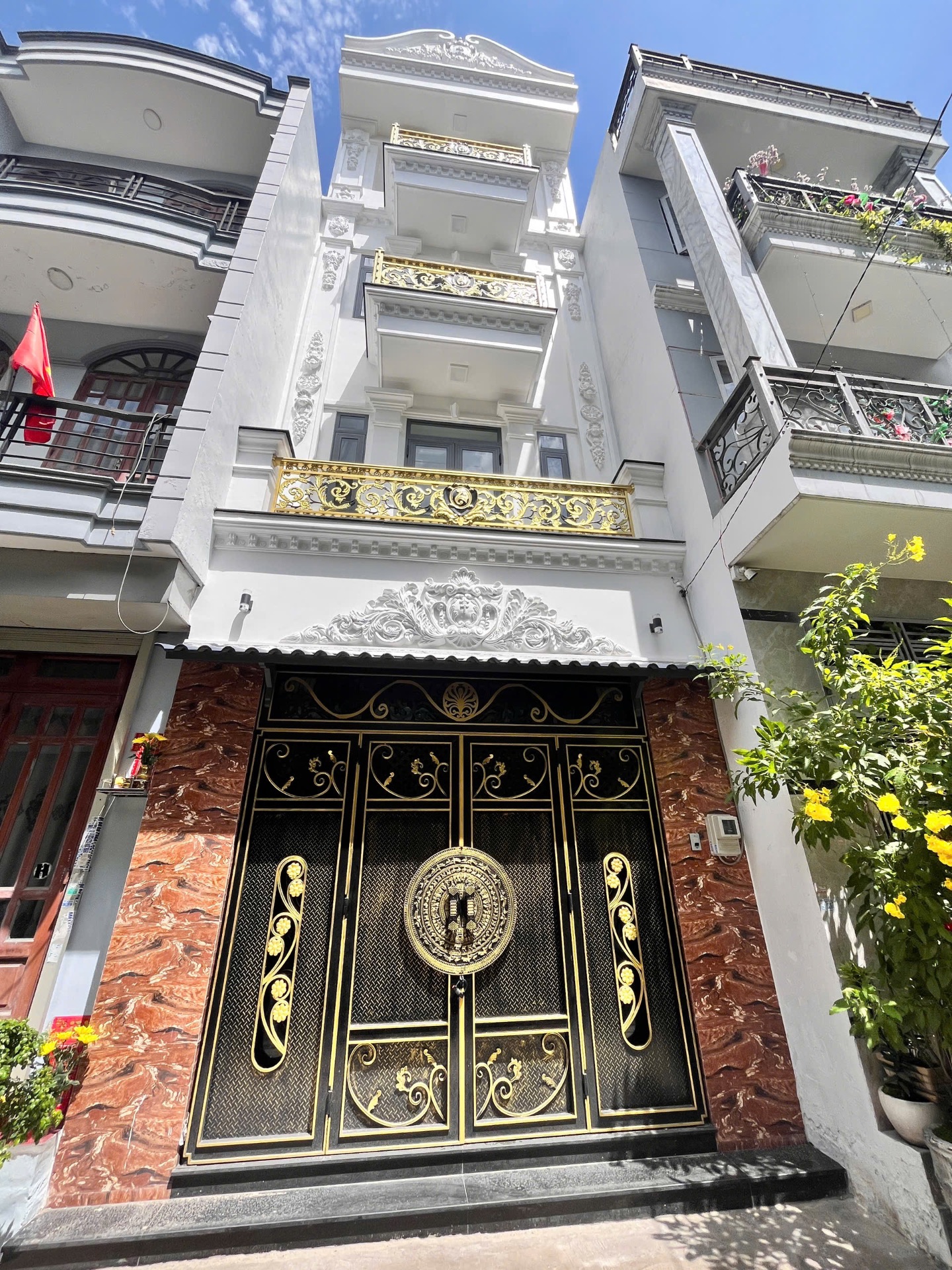 Nhà đẹp hẻm xe hơi cực đẹp DT:4,27x14 đúc 4Tấm BTCT 4PN 5 WC chỉ 7T3 TL phù hợp gia đình an đông TV