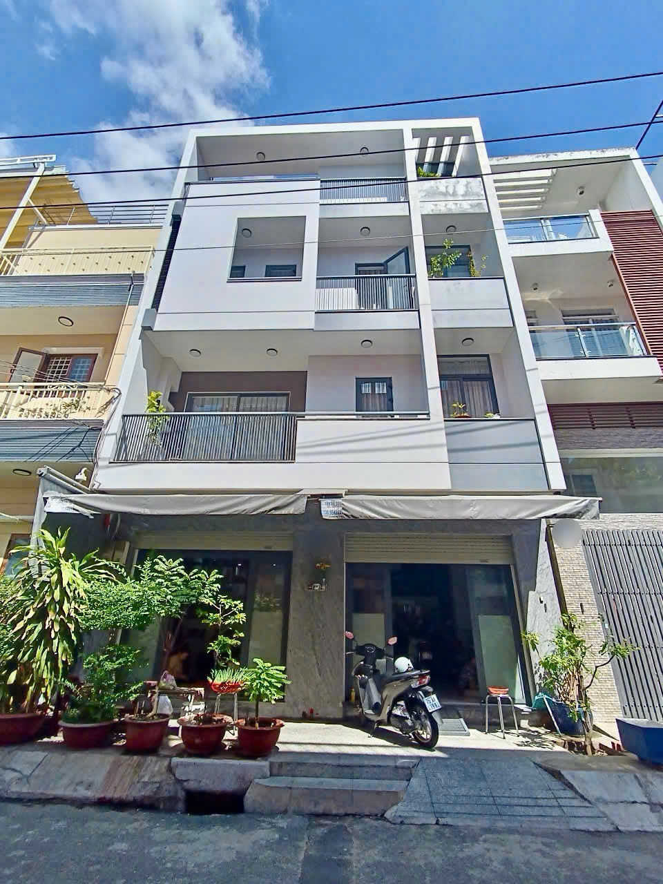 Nhà 4 Tầng - Ngang 8m oto ngủ trong nhà - Giá 11,8 Tỷ đường Hòa Bình kế bên Quận 11