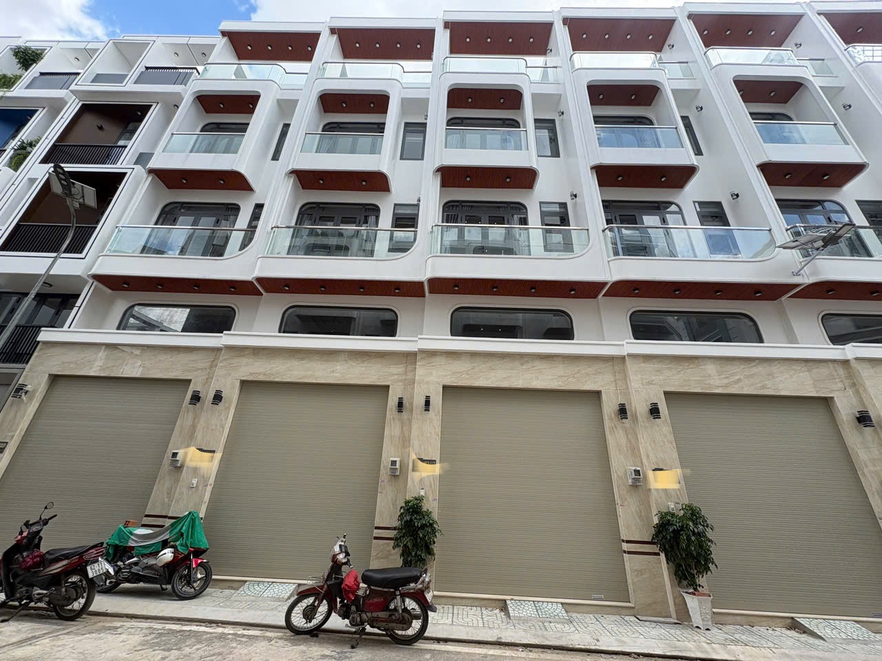 🔥Siêu phẩm nhà phố 100 căn CTĐB DT:4x14 đúc 4,5 tấm 4PN 5WC full NT chỉ 6T8 TL là A/c sở hữu ngay