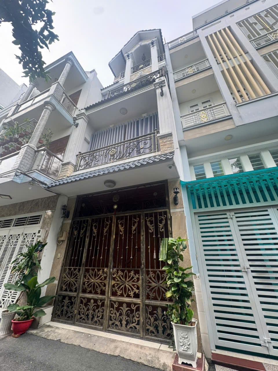 Bán nhà HXH đường Tân Sơn Nhì, DT: 4x14m - 2 Lầu + Sân thượng. Giá: 11 tỷ thương lượng