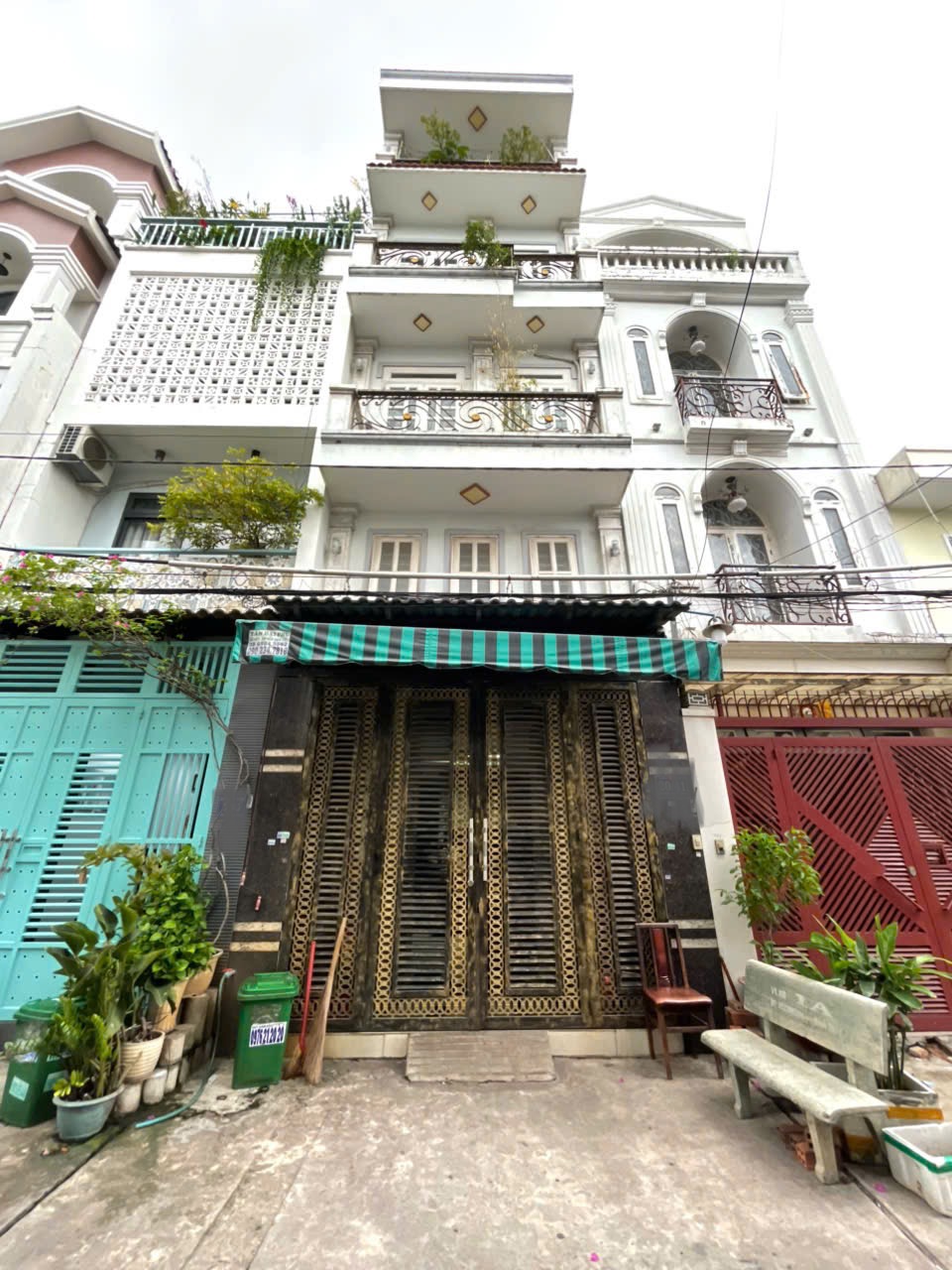 Chủ ngộp bank cần bán gấp nhà đẹp hẻm xe hơi sát Aeon Tân Phú chỉ 6T8 DT:4x12 ko lộ giới ko QH