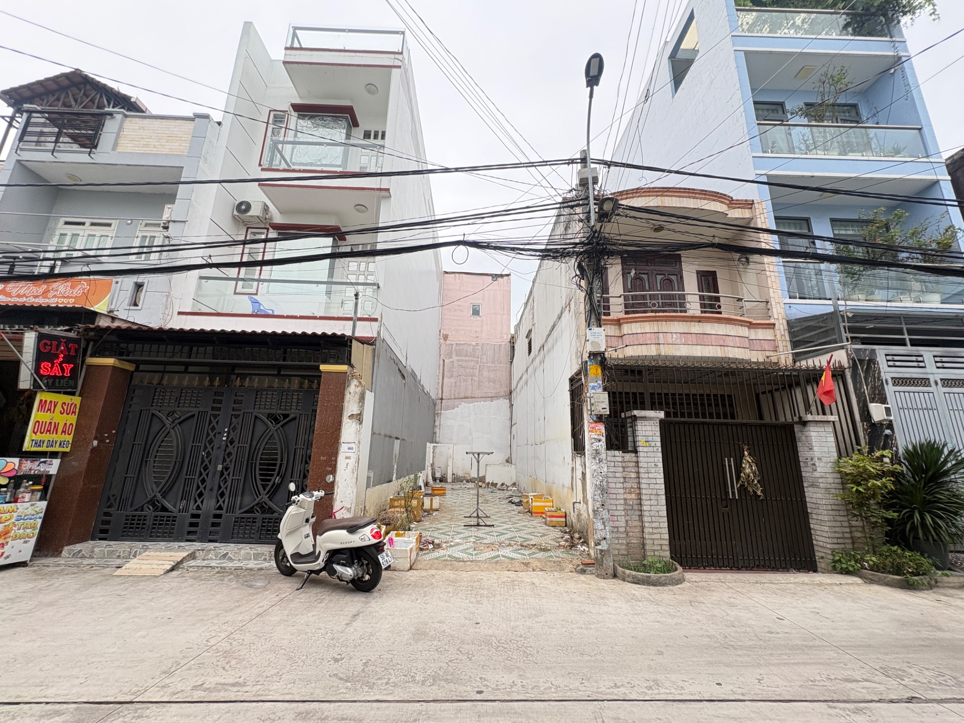 BÁN ĐẤT HẺM 276 MÃ LÒ – HẺM 6M THÔNG 413 LÊ VĂN QUỚI – Diện tích: 4m x 14m (56m²) – Hướng Đông