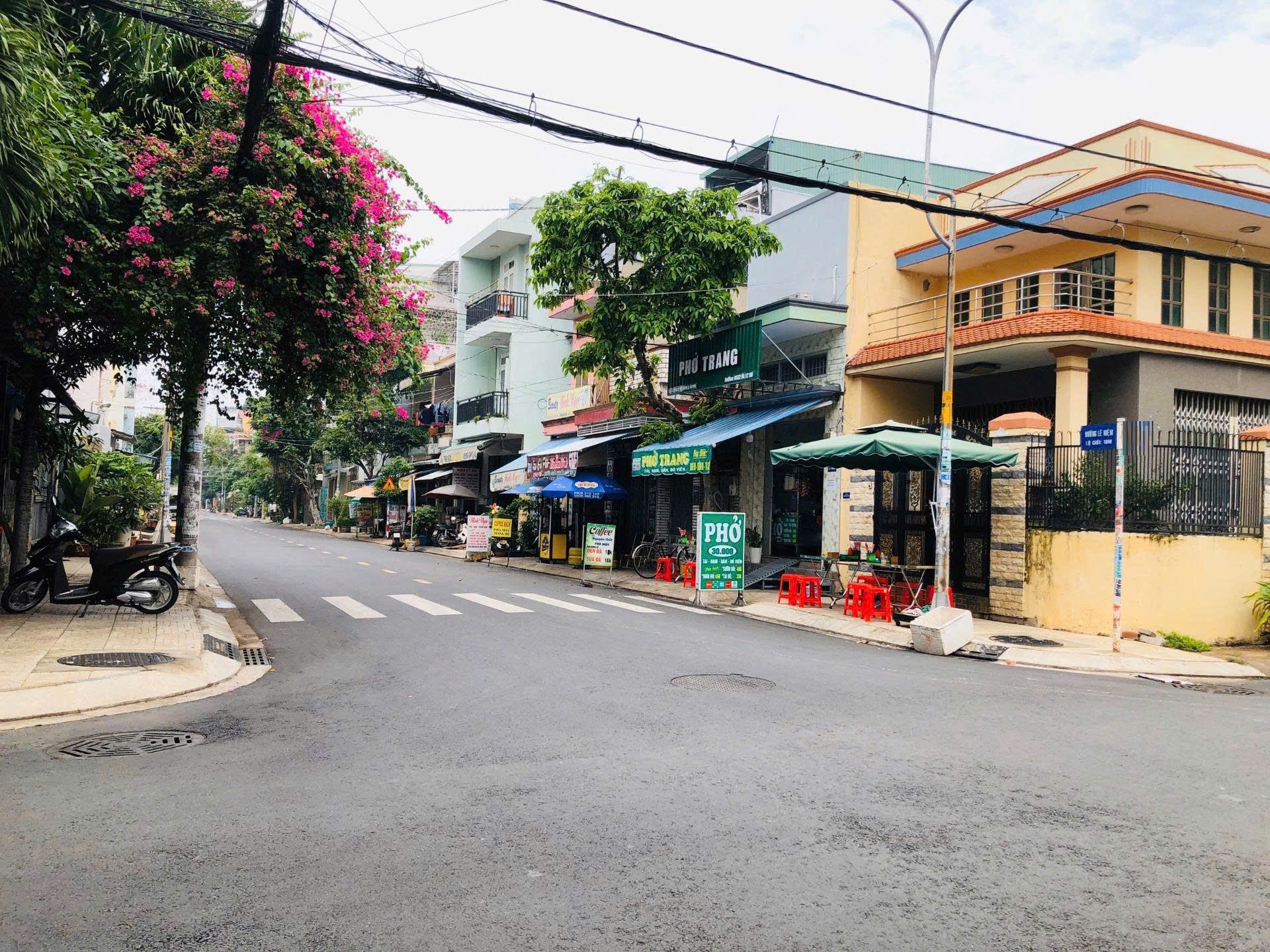 Bán nhà mặt tiền đường Lê Niệm, Diện tích hiếm: 6m x 15m - Vị trí kinh doanh đỉnh. Giá: 10.5 tỷ TL