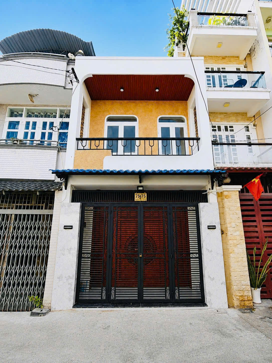 NHÀ 2 TẦNG KẾ QUẬN 11 - FULL NỘI THẤT - HẺM 5M THÔNG - GIÁ 6,38 TỶ