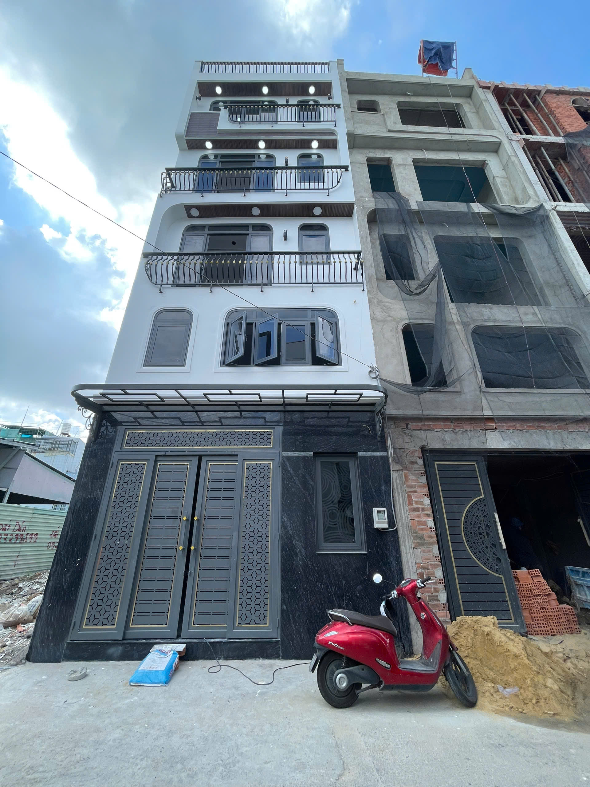 Nhà 4.5 Tấm Hẻm 8m Thông Kênh Nước Đen - DTSD 221m² - Giá 8.5 Tỷ