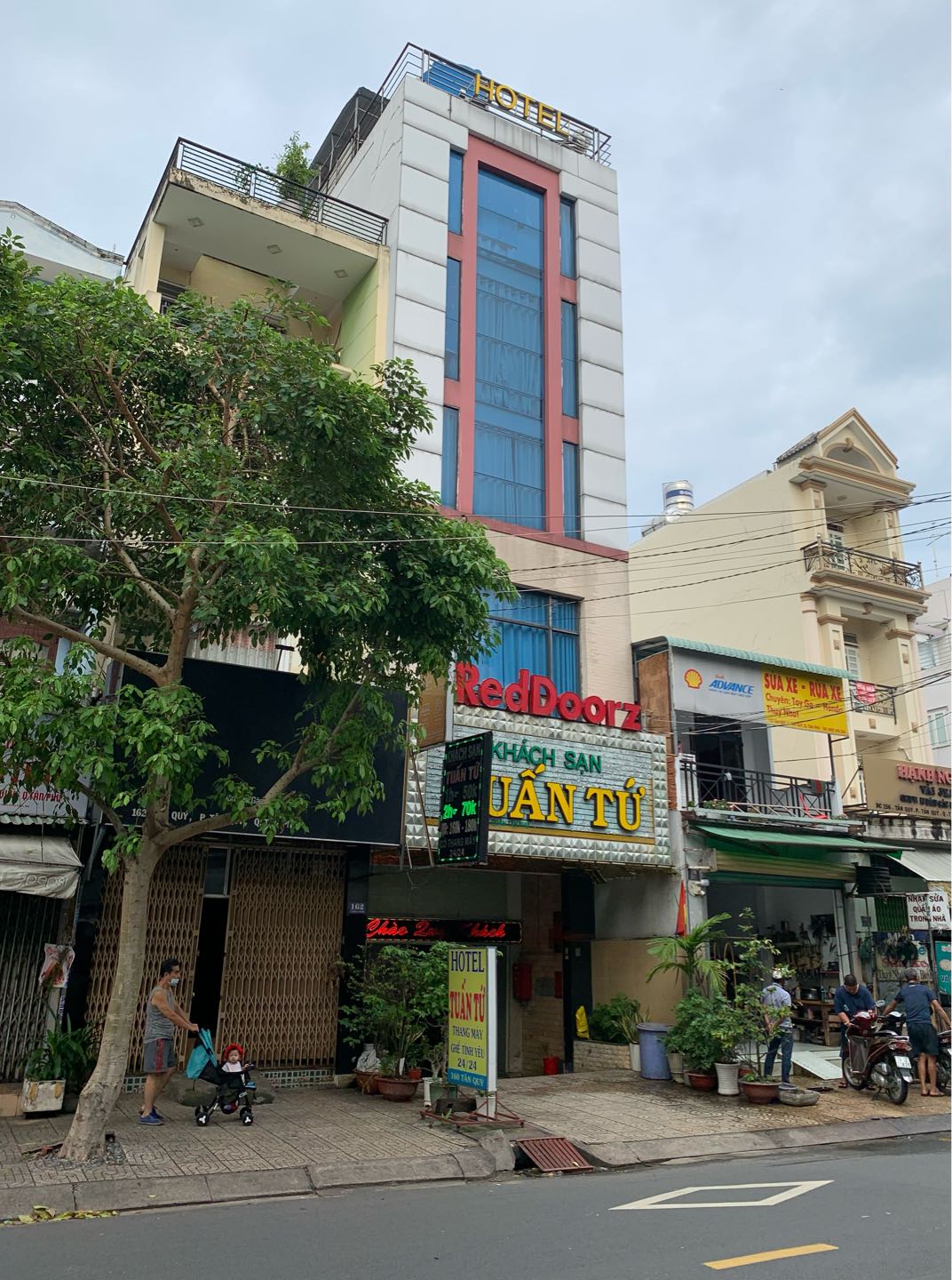 KHÁCH SẠN MT TÂN QUÝ DT: 5x19M ( nở hậu 5.6M ) - Trệt 4 lầu ST ) thang máy - 18,9TỶ
