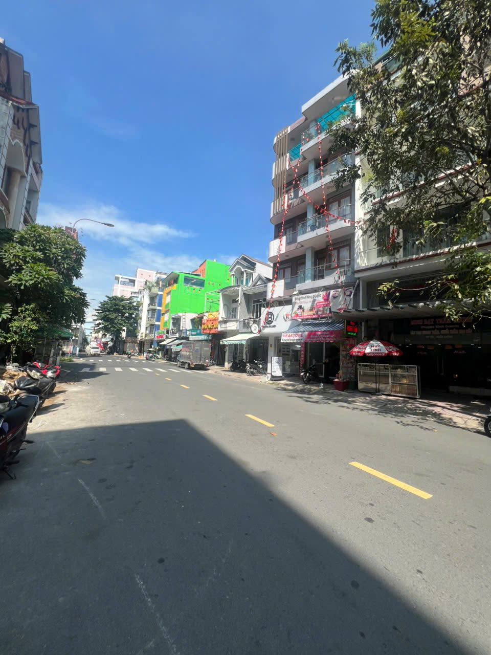 Nhà mặt tiền kinh doanh Trần Hưng Đạo, 2 lầu sân thượng, gần Luỹ Bán Bích, giá 9,8 tỷ TL