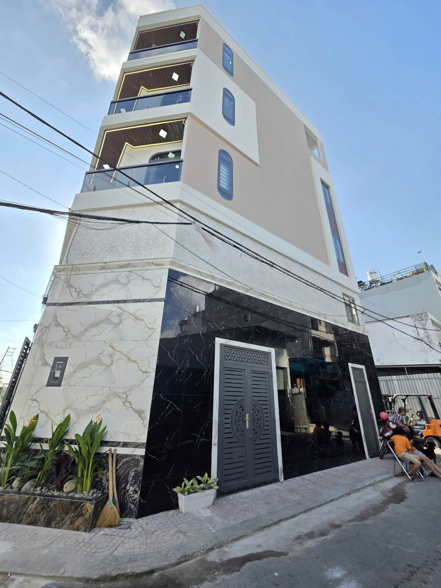 BÁN NHÀ MỚI XÂY ĐÚC 5 TẦNG - GÓC ĐẸP KHU PHÂN LÔ 985 HƯƠNG LỘ 2