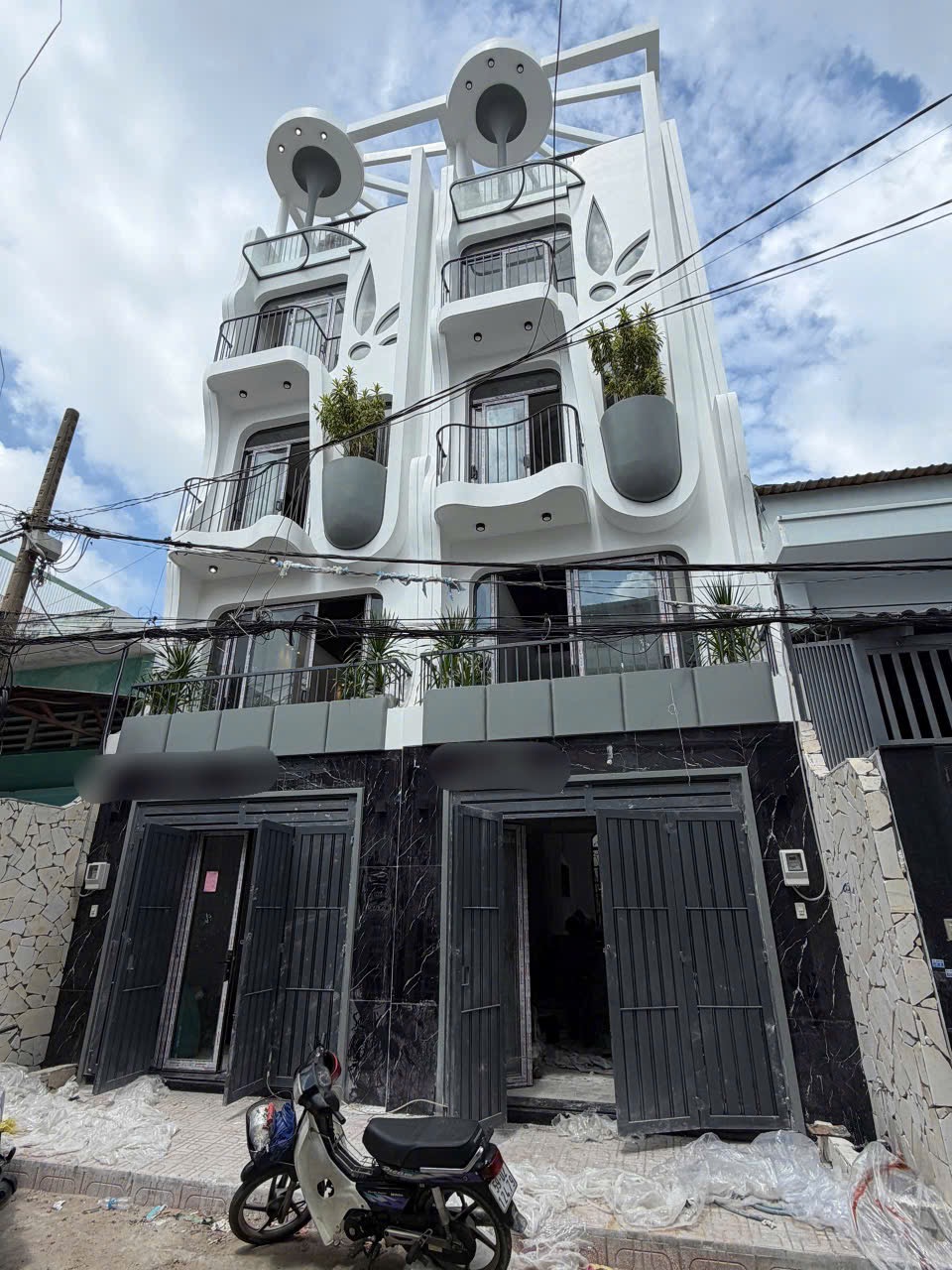 📍Nhà xây mới Hiện Đại Sang Trọng dt: 4x16 - 5 tầng 4PN 5WC full NT giá 8T2/ căn HxH giáp Tên Lửa