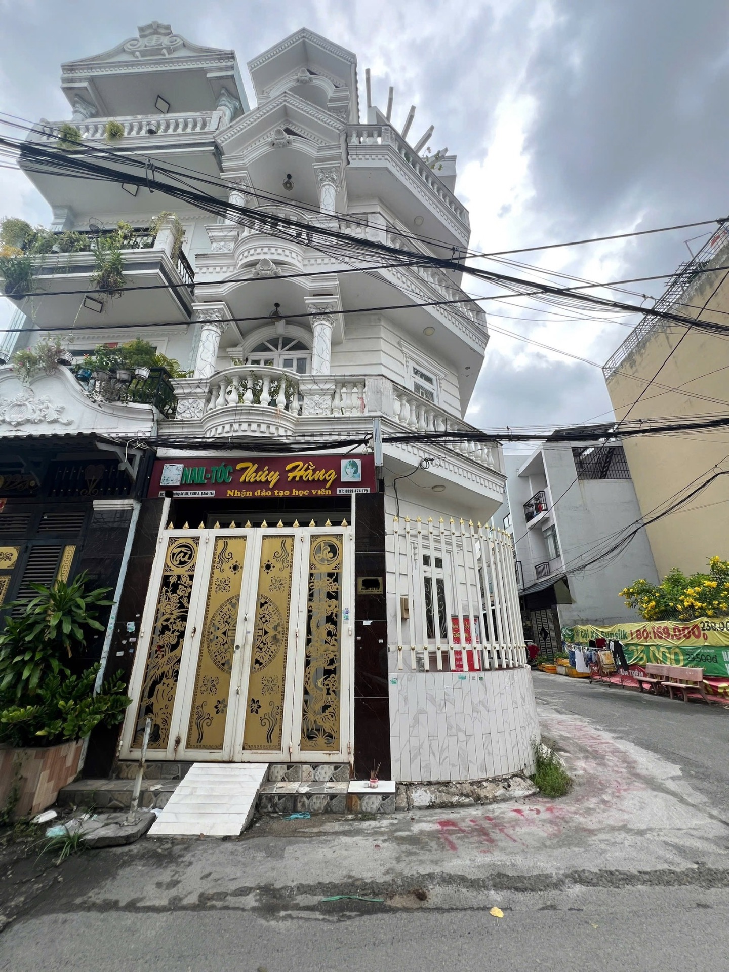 📍C.c ngộp bank cần bán gấp nhà HxH 18B , DT: 5,3x13,5 - 4 tầng 4PN 5WC góc 2MT ko LG giá 6T8 TL ạ