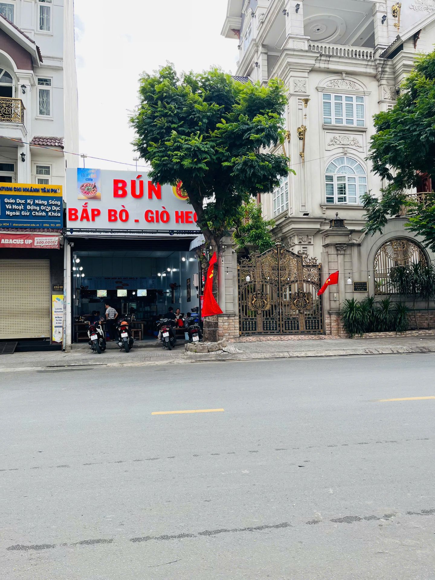 Bán Đất đường nhựa 12m có lề Đối diện AEONE (5.2x18m vuông Cấp 4 tiện xây mới) 16 TỶ